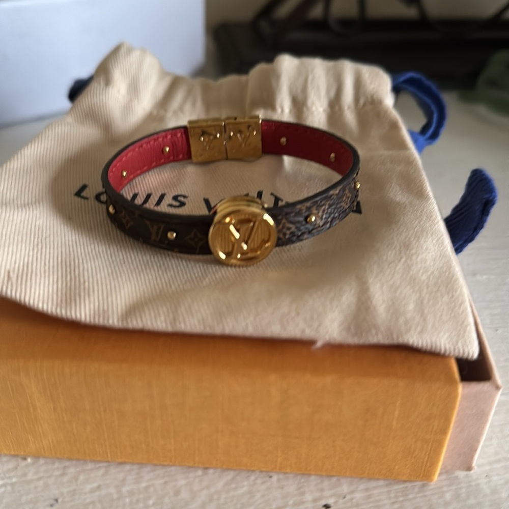 Authentic Louis Vuitton reversible leather monogram bracelet.Purchased in Paris - Picture 4 of 6